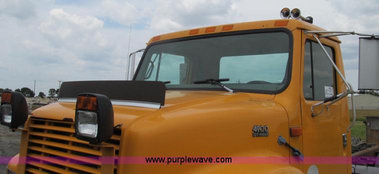 image for item G2030 2000 International 4900 truck cab and chassis