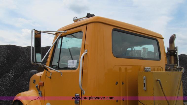 image for item G2030 2000 International 4900 truck cab and chassis