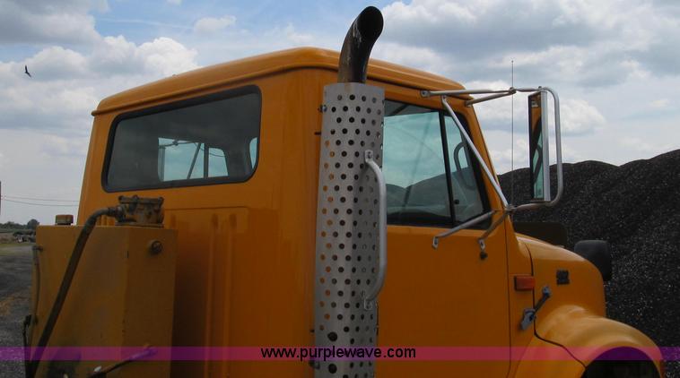 image for item G2030 2000 International 4900 truck cab and chassis