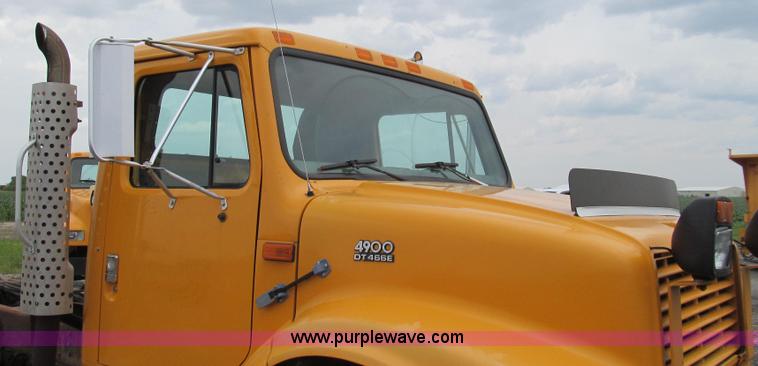 image for item G2030 2000 International 4900 truck cab and chassis