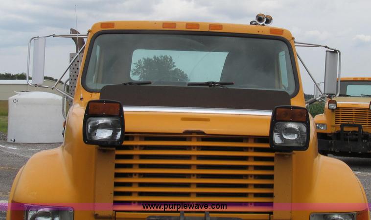 image for item G2030 2000 International 4900 truck cab and chassis