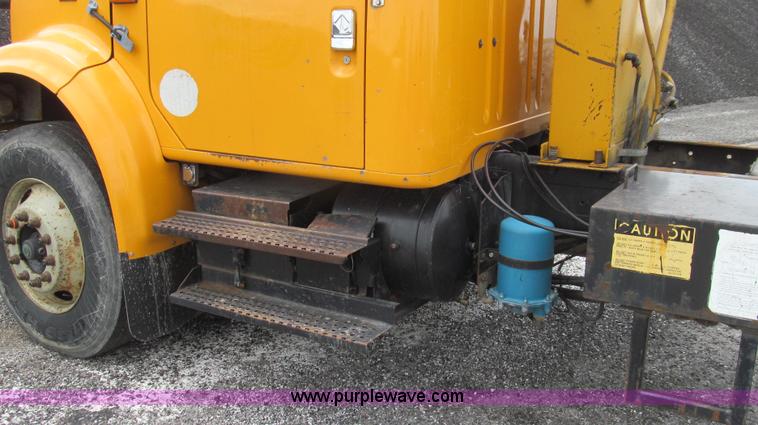 image for item G2030 2000 International 4900 truck cab and chassis