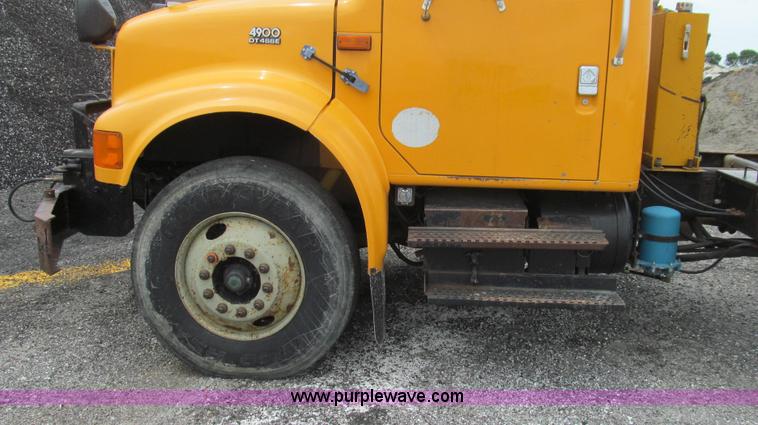 image for item G2030 2000 International 4900 truck cab and chassis