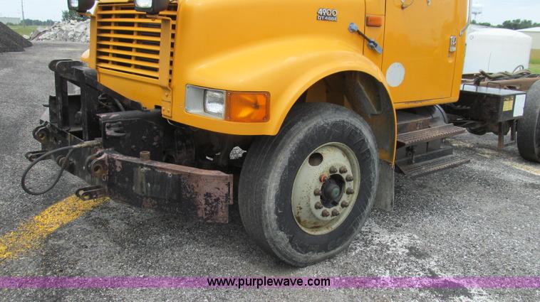 image for item G2030 2000 International 4900 truck cab and chassis