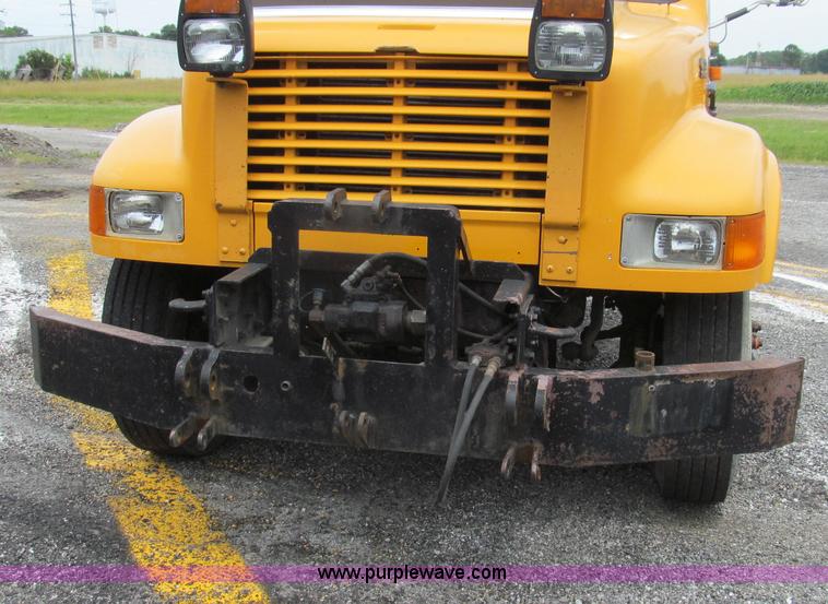 image for item G2030 2000 International 4900 truck cab and chassis