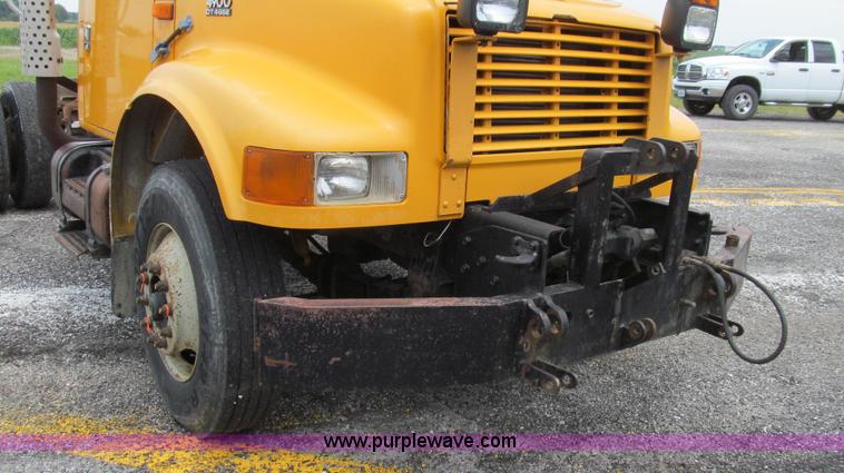 image for item G2030 2000 International 4900 truck cab and chassis