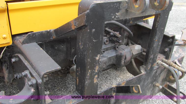 image for item G2030 2000 International 4900 truck cab and chassis