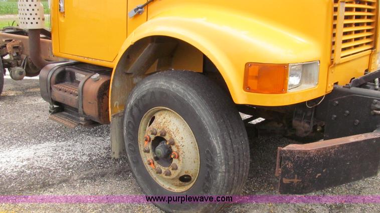 image for item G2030 2000 International 4900 truck cab and chassis