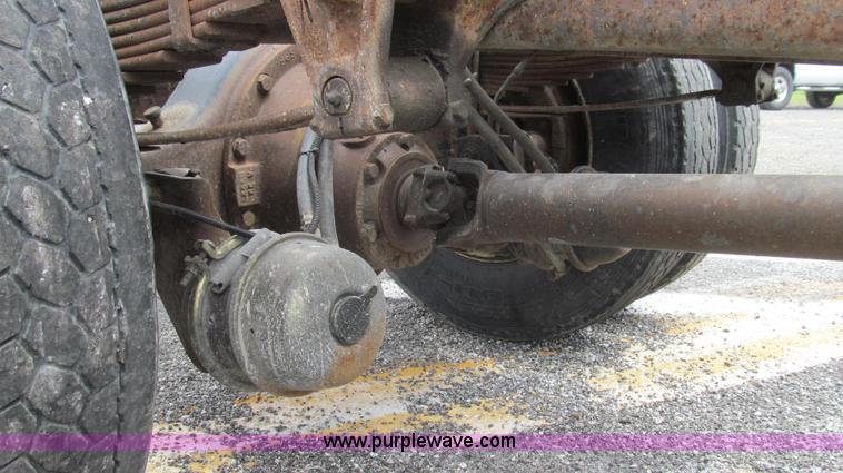 image for item G2030 2000 International 4900 truck cab and chassis