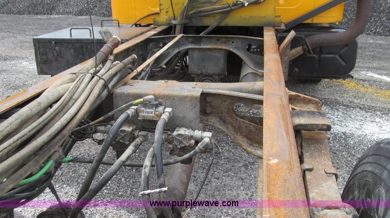 image for item G2030 2000 International 4900 truck cab and chassis