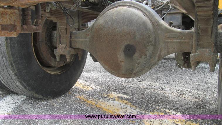 image for item G2030 2000 International 4900 truck cab and chassis