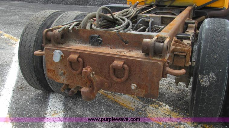 image for item G2030 2000 International 4900 truck cab and chassis