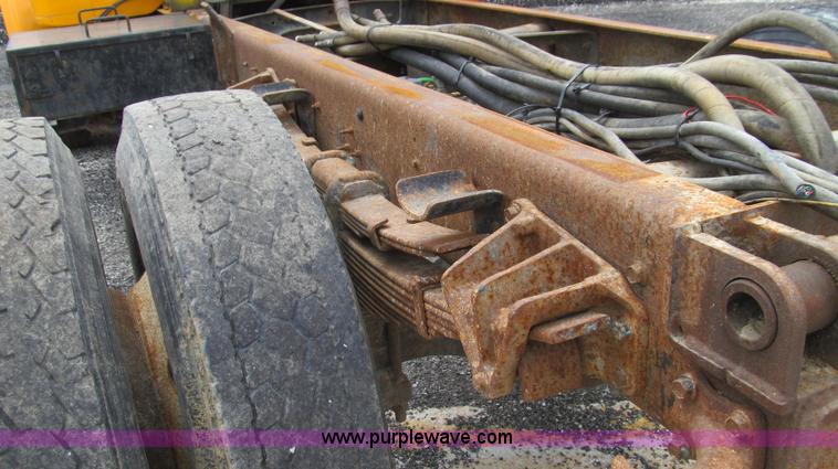 image for item G2030 2000 International 4900 truck cab and chassis