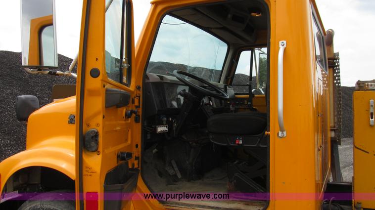 image for item G2030 2000 International 4900 truck cab and chassis