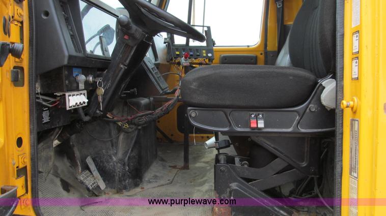 image for item G2030 2000 International 4900 truck cab and chassis