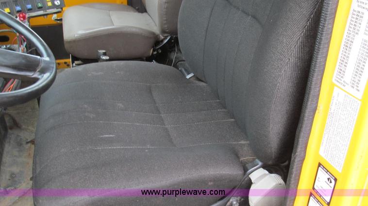 image for item G2030 2000 International 4900 truck cab and chassis