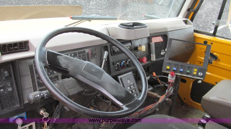 image for item G2030 2000 International 4900 truck cab and chassis