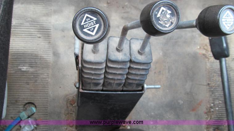 image for item G2030 2000 International 4900 truck cab and chassis