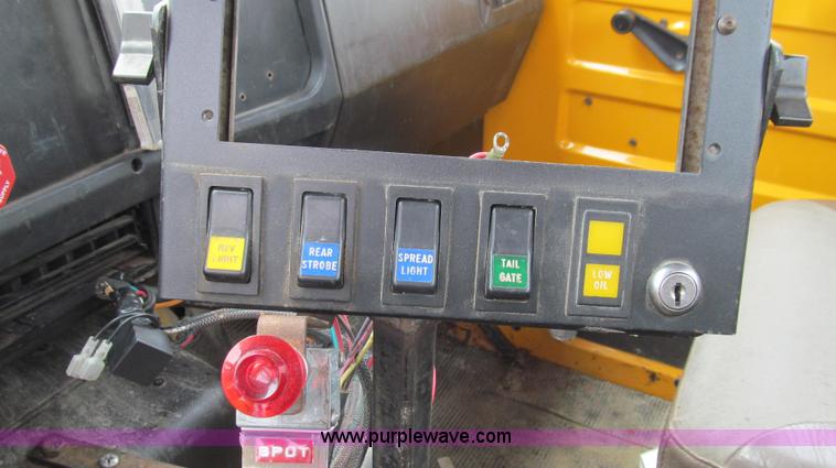 image for item G2030 2000 International 4900 truck cab and chassis