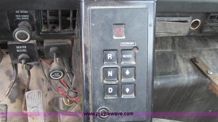 image for item G2030 2000 International 4900 truck cab and chassis