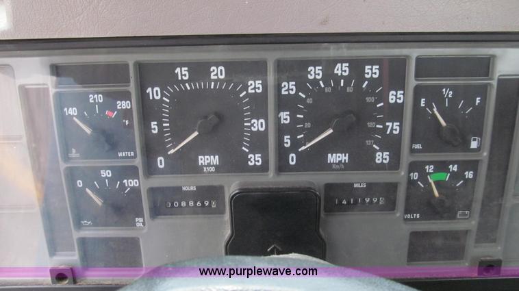 image for item G2030 2000 International 4900 truck cab and chassis