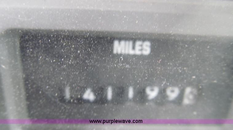 image for item G2030 2000 International 4900 truck cab and chassis