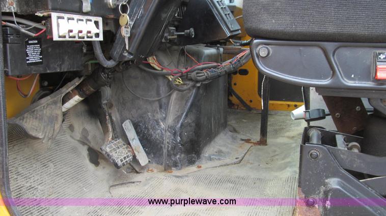 image for item G2030 2000 International 4900 truck cab and chassis