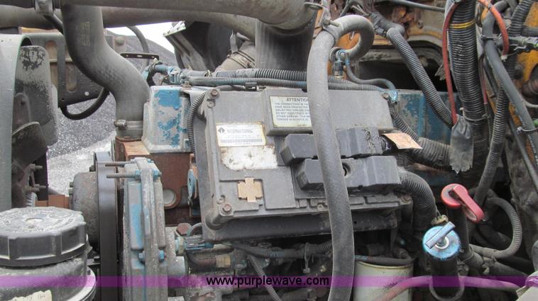 image for item G2030 2000 International 4900 truck cab and chassis