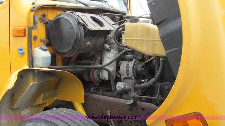 image for item G2030 2000 International 4900 truck cab and chassis