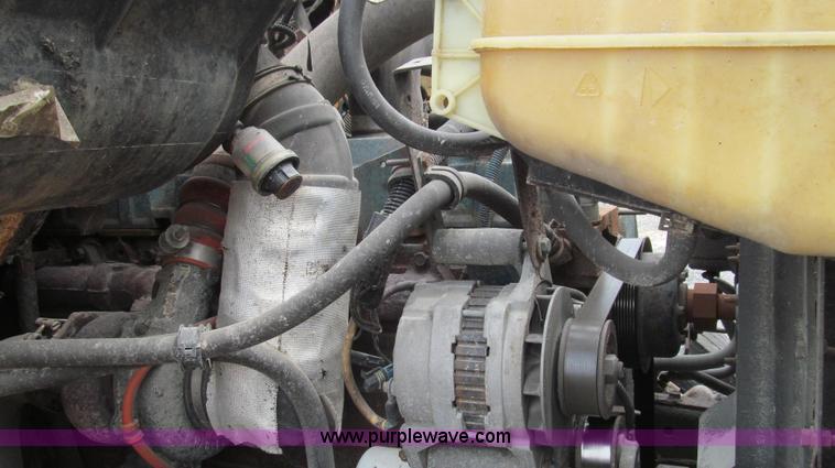 image for item G2030 2000 International 4900 truck cab and chassis