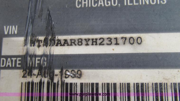 image for item G2030 2000 International 4900 truck cab and chassis