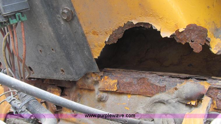 image for item G2030 2000 International 4900 truck cab and chassis