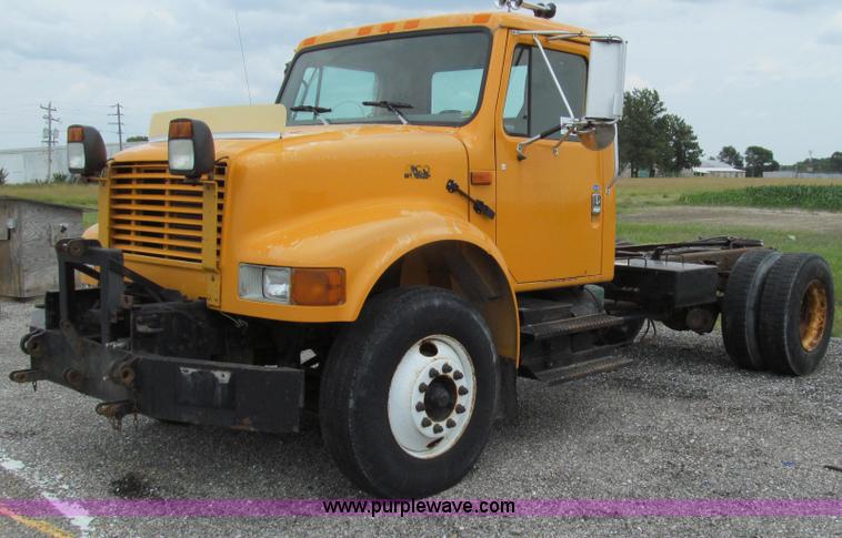 image for item G2031 2000 International 4900 truck cab and chassis
