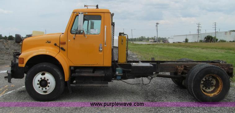 image for item G2031 2000 International 4900 truck cab and chassis