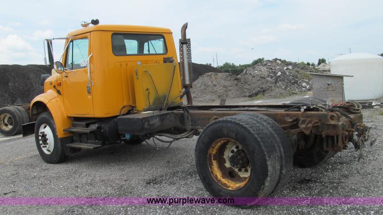 image for item G2031 2000 International 4900 truck cab and chassis