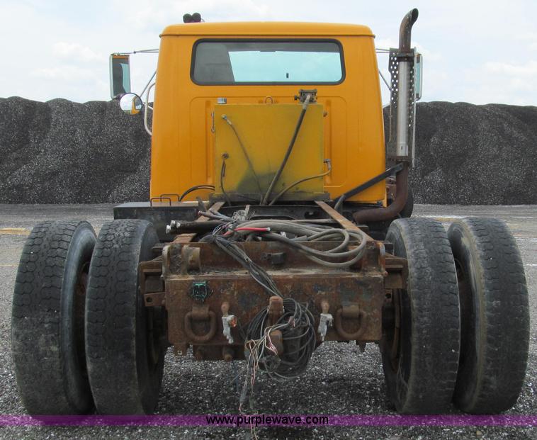 image for item G2031 2000 International 4900 truck cab and chassis