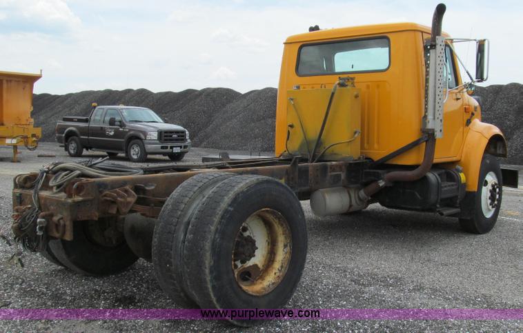 image for item G2031 2000 International 4900 truck cab and chassis