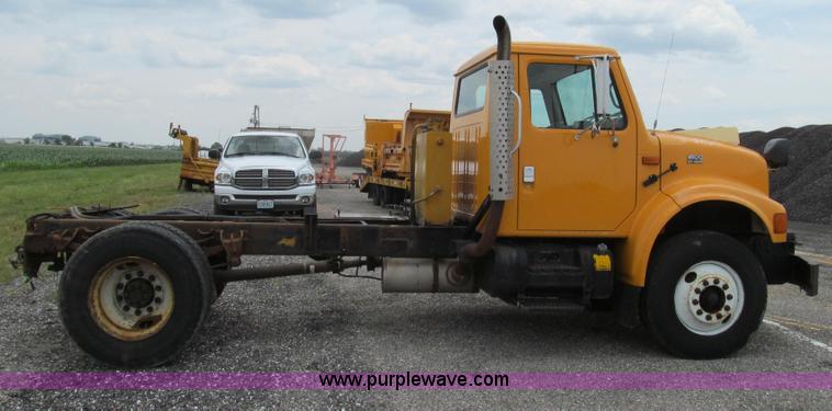 image for item G2031 2000 International 4900 truck cab and chassis