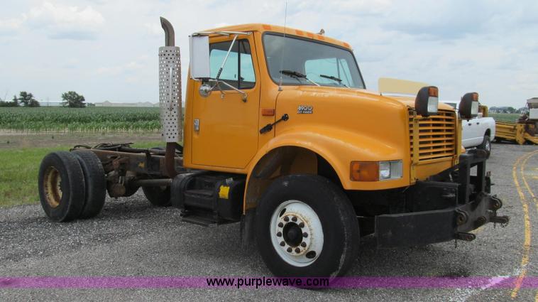 image for item G2031 2000 International 4900 truck cab and chassis