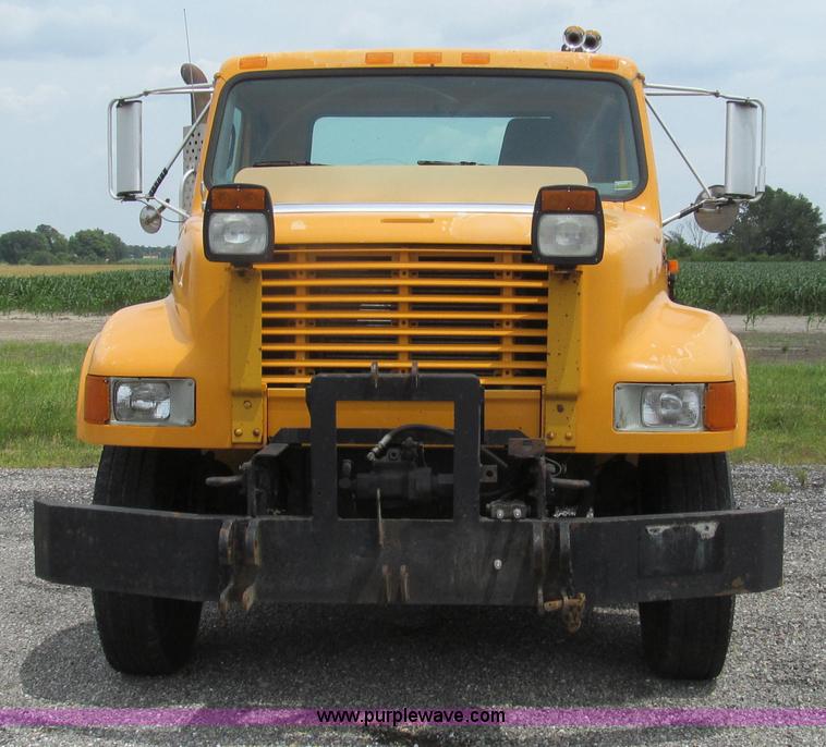 image for item G2031 2000 International 4900 truck cab and chassis