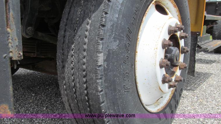 image for item G2031 2000 International 4900 truck cab and chassis