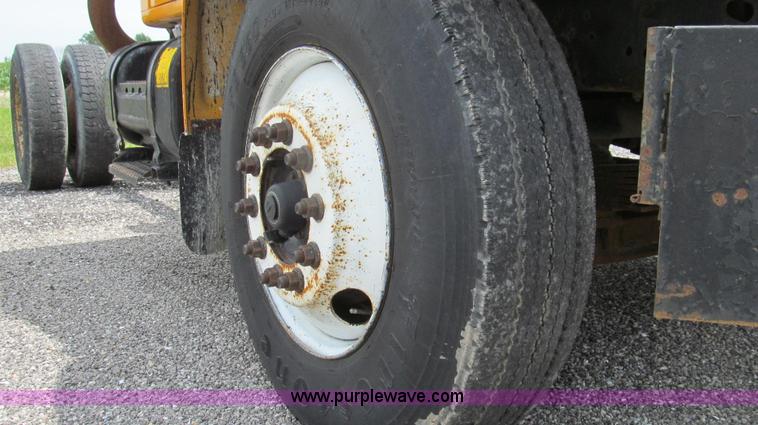 image for item G2031 2000 International 4900 truck cab and chassis