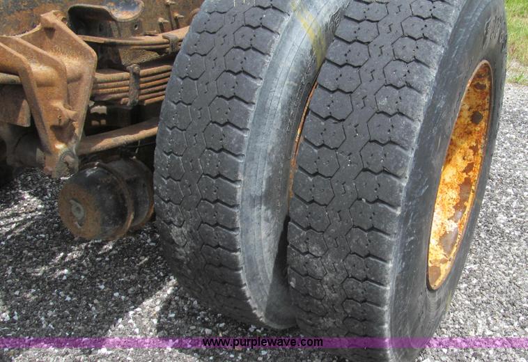 image for item G2031 2000 International 4900 truck cab and chassis