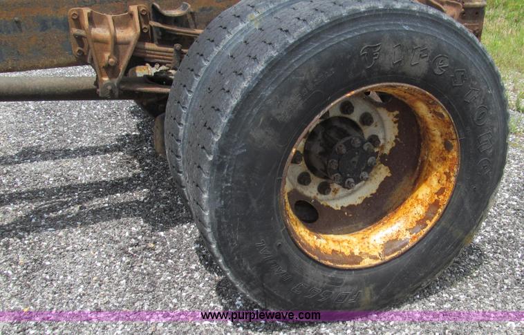 image for item G2031 2000 International 4900 truck cab and chassis