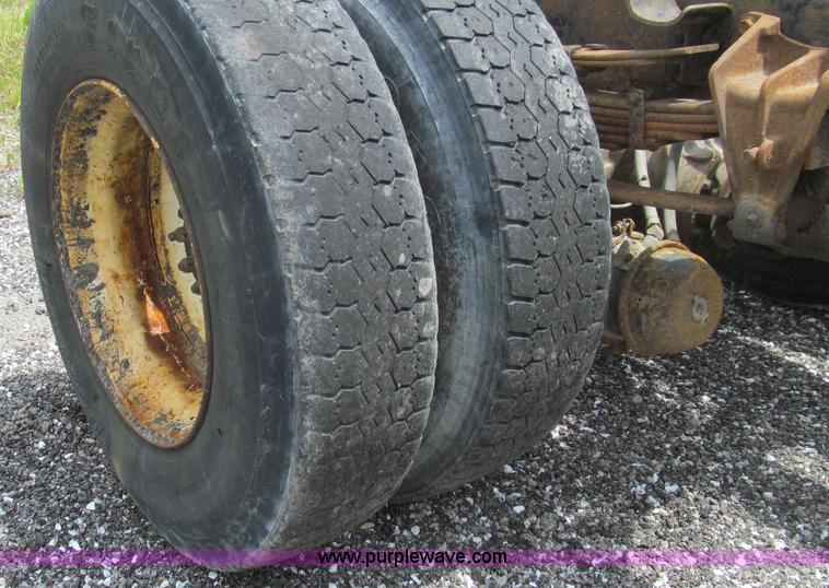 image for item G2031 2000 International 4900 truck cab and chassis