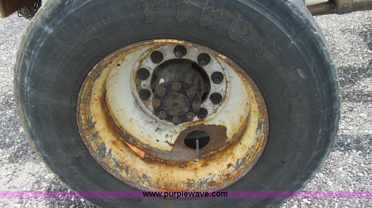 image for item G2031 2000 International 4900 truck cab and chassis