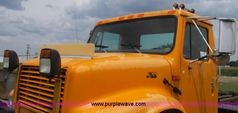 image for item G2031 2000 International 4900 truck cab and chassis