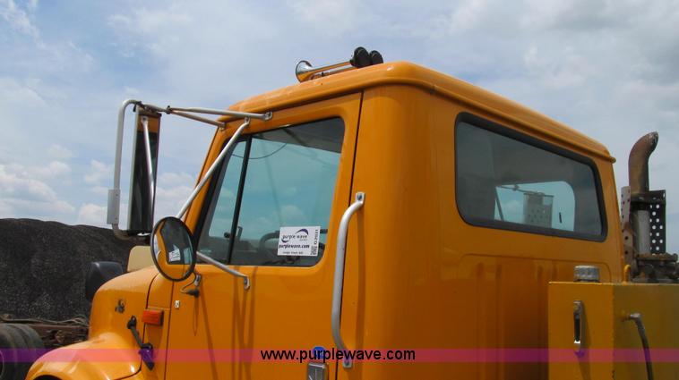 image for item G2031 2000 International 4900 truck cab and chassis