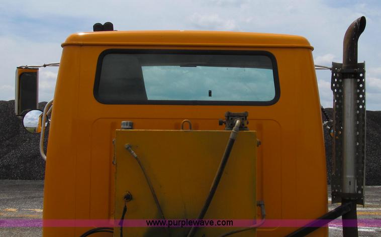 image for item G2031 2000 International 4900 truck cab and chassis