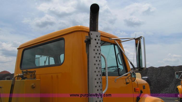 image for item G2031 2000 International 4900 truck cab and chassis